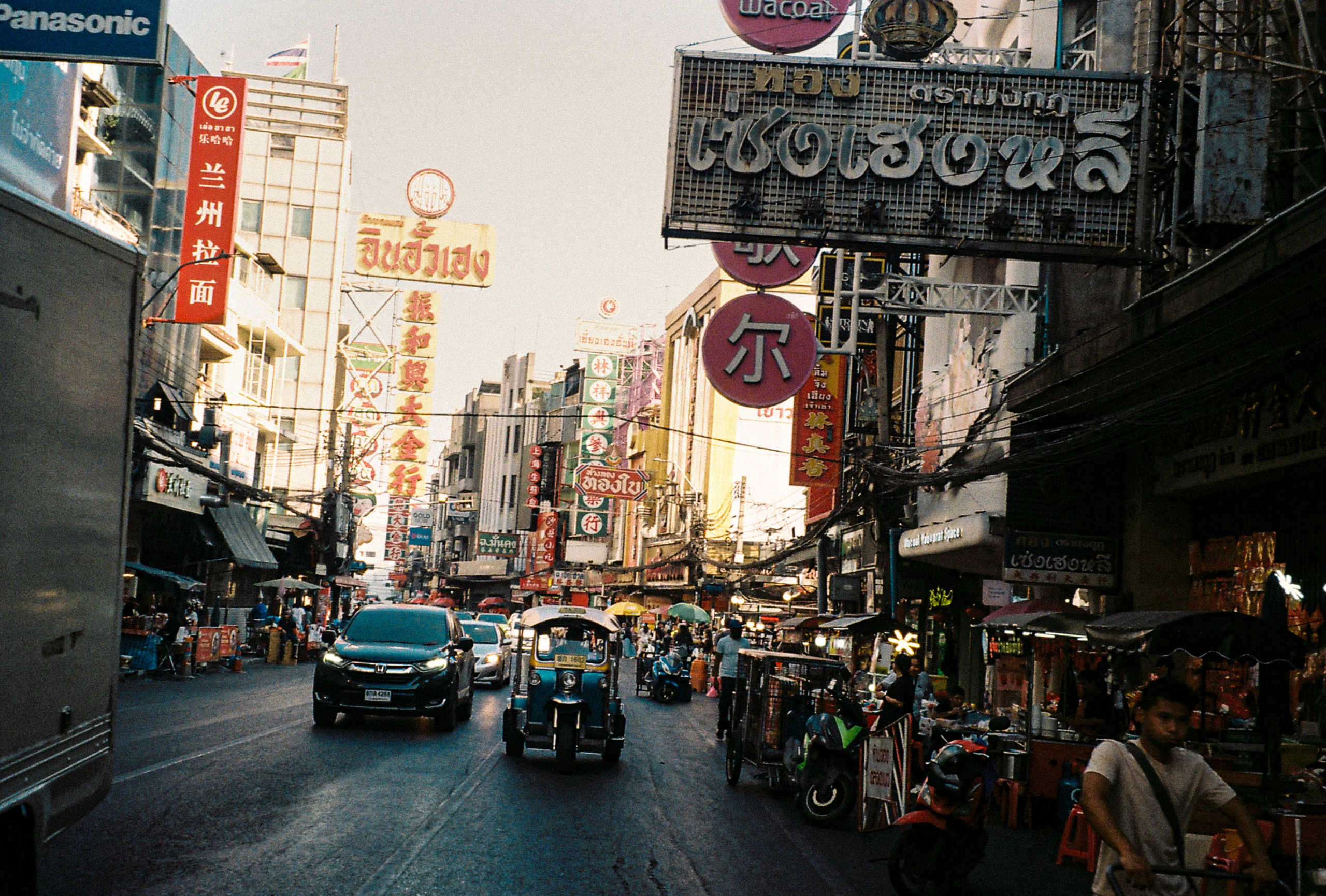 Rue animée de Chinatown, enseignes et circulation