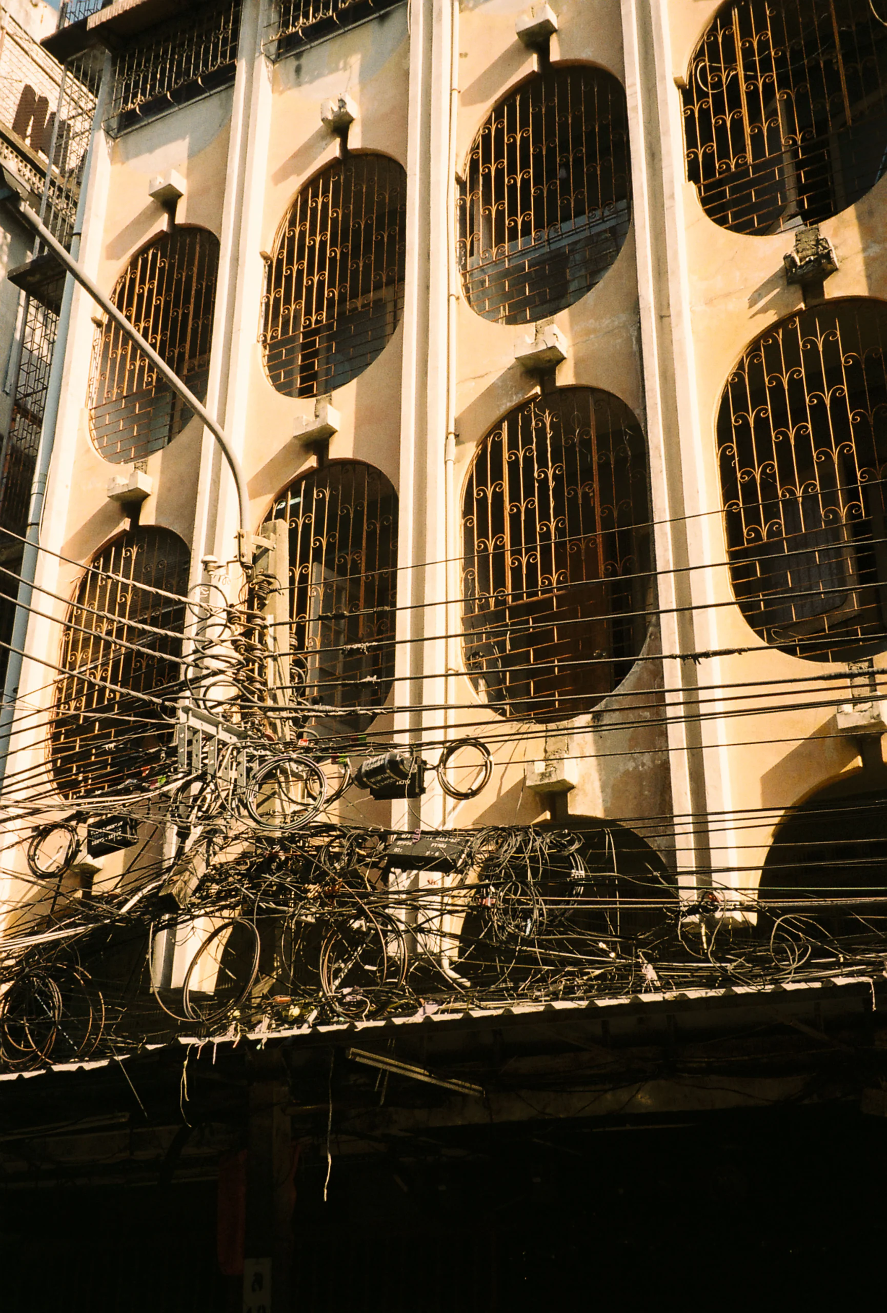 Façade aux fenêtres rondes et fils électriques
