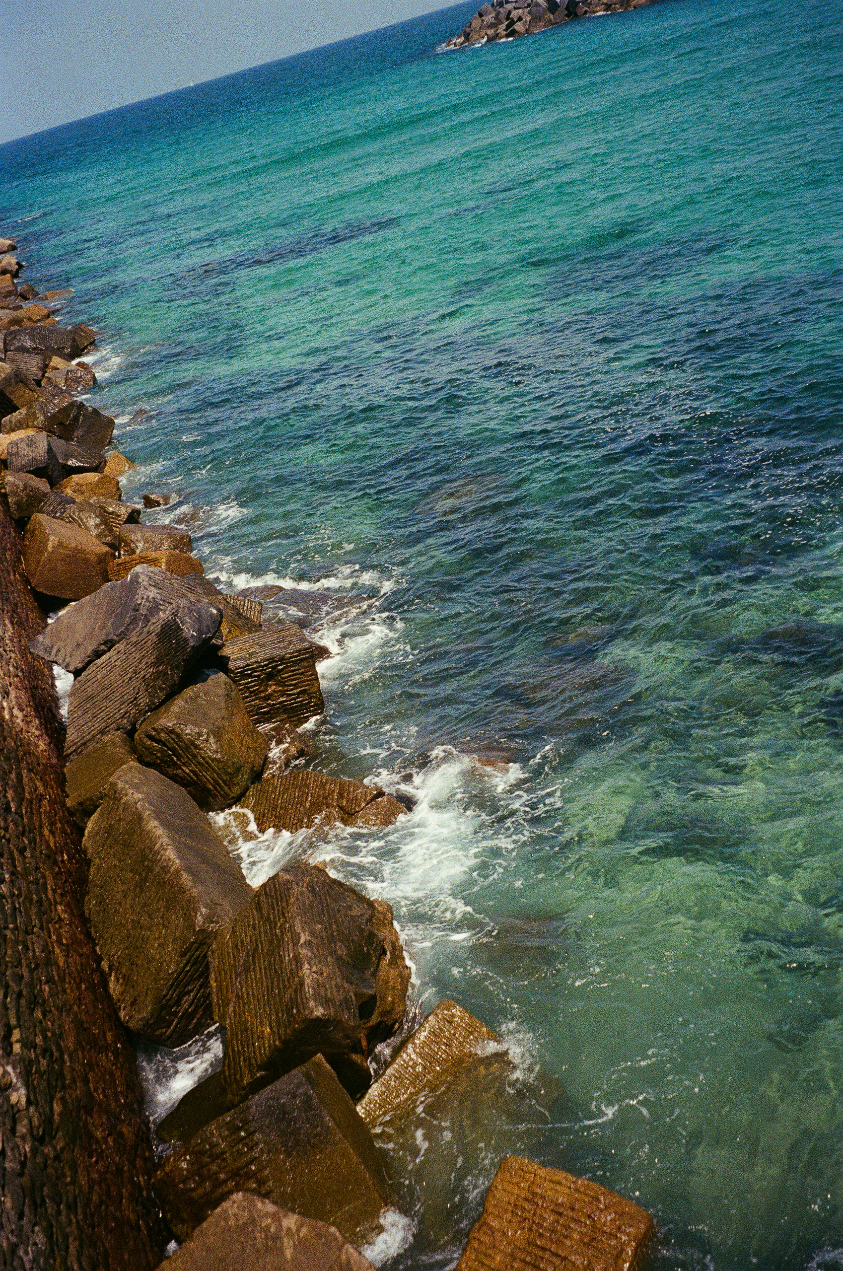 Rochers et eau turquoise vus d'en haut