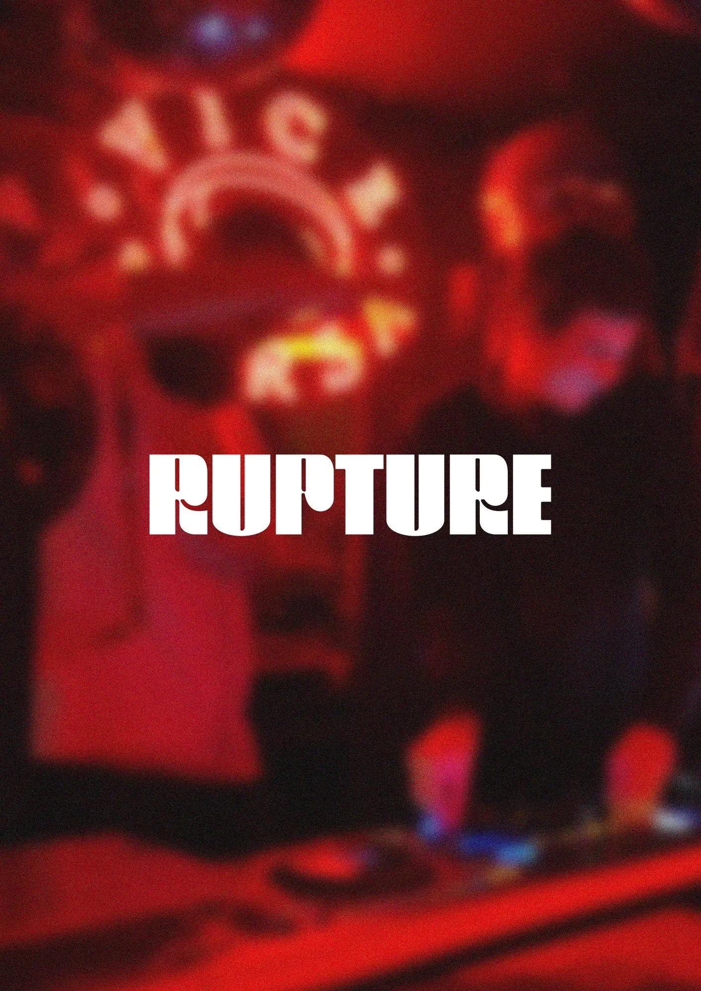 Affiche verticale : titre « Rupture » en lettres blanches sur une photo floue et rouge d’un DJ derrière ses platines.