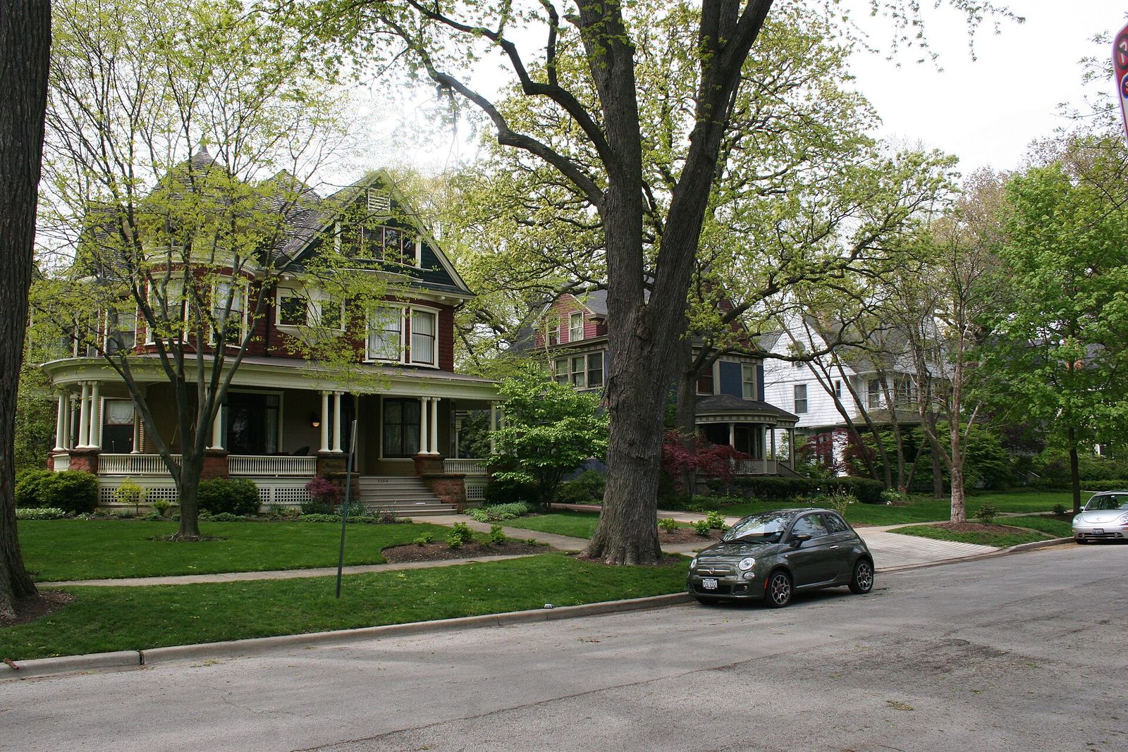 Late-19th-century homes on a tree-lined street in the Evanston Lakeshore Historic District, Evanston, Illinois