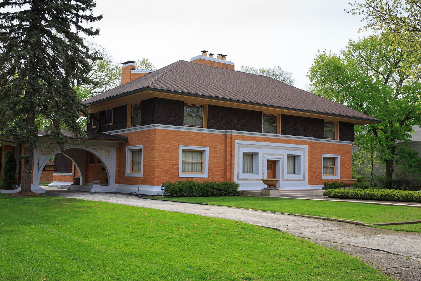 Frank Lloyd Wright's Winslow House, a long brick Prairie-style home, in River Forest, Illinois