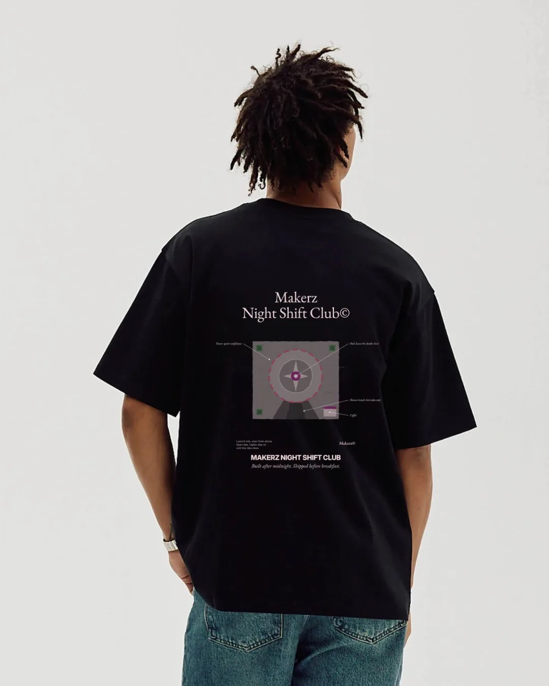 Model i Makerz Night Shift Club tee, set bagfra