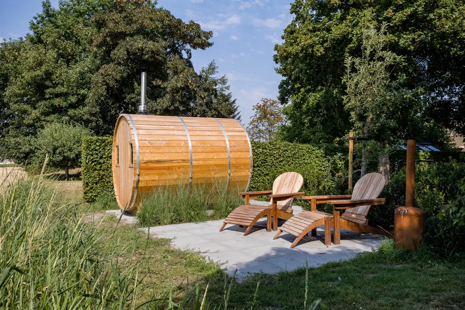 Barrelsauna graanveld haag in een tuin in Enschede