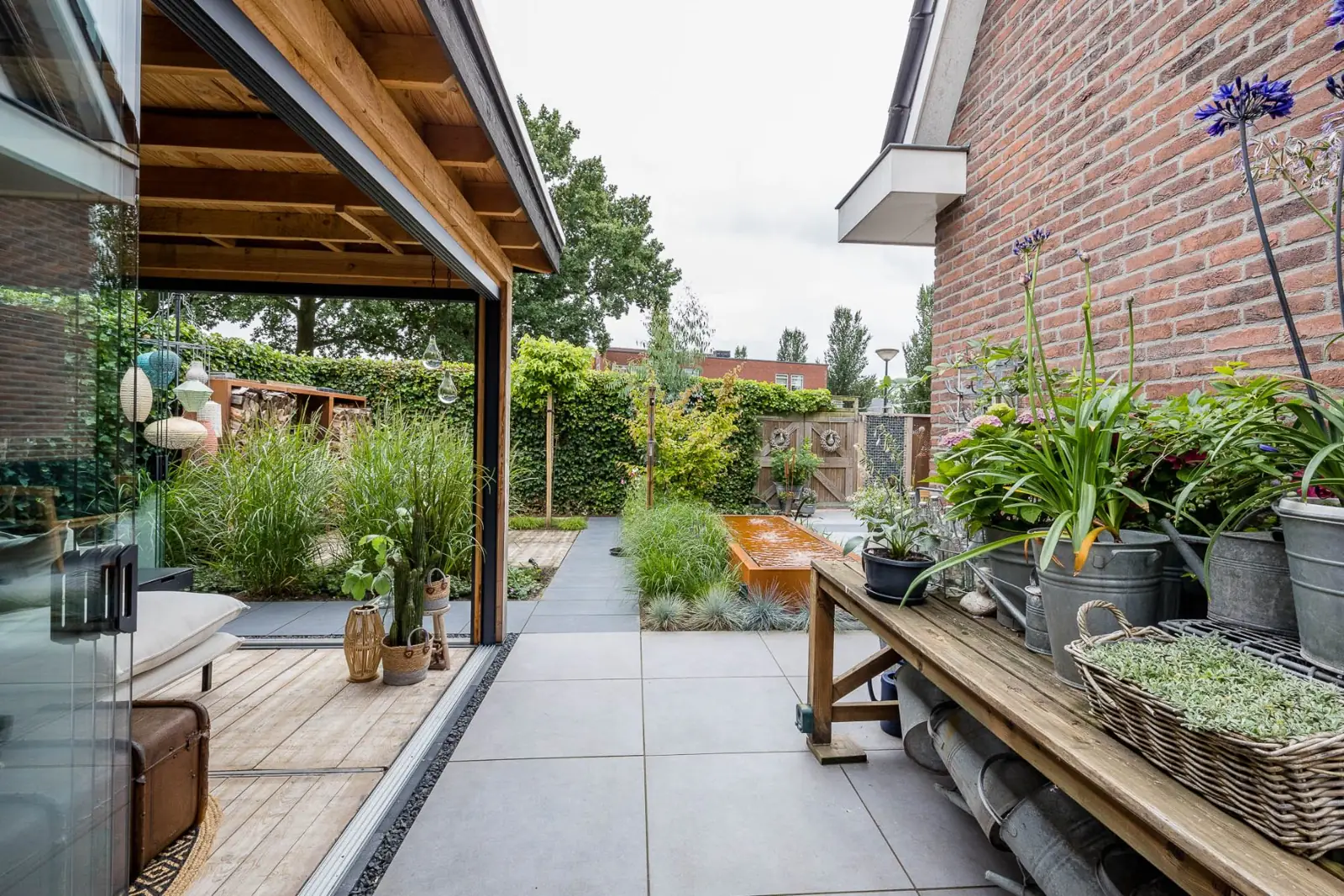 Terras overkapping watertafel gevel in een tuin in Dalfsen