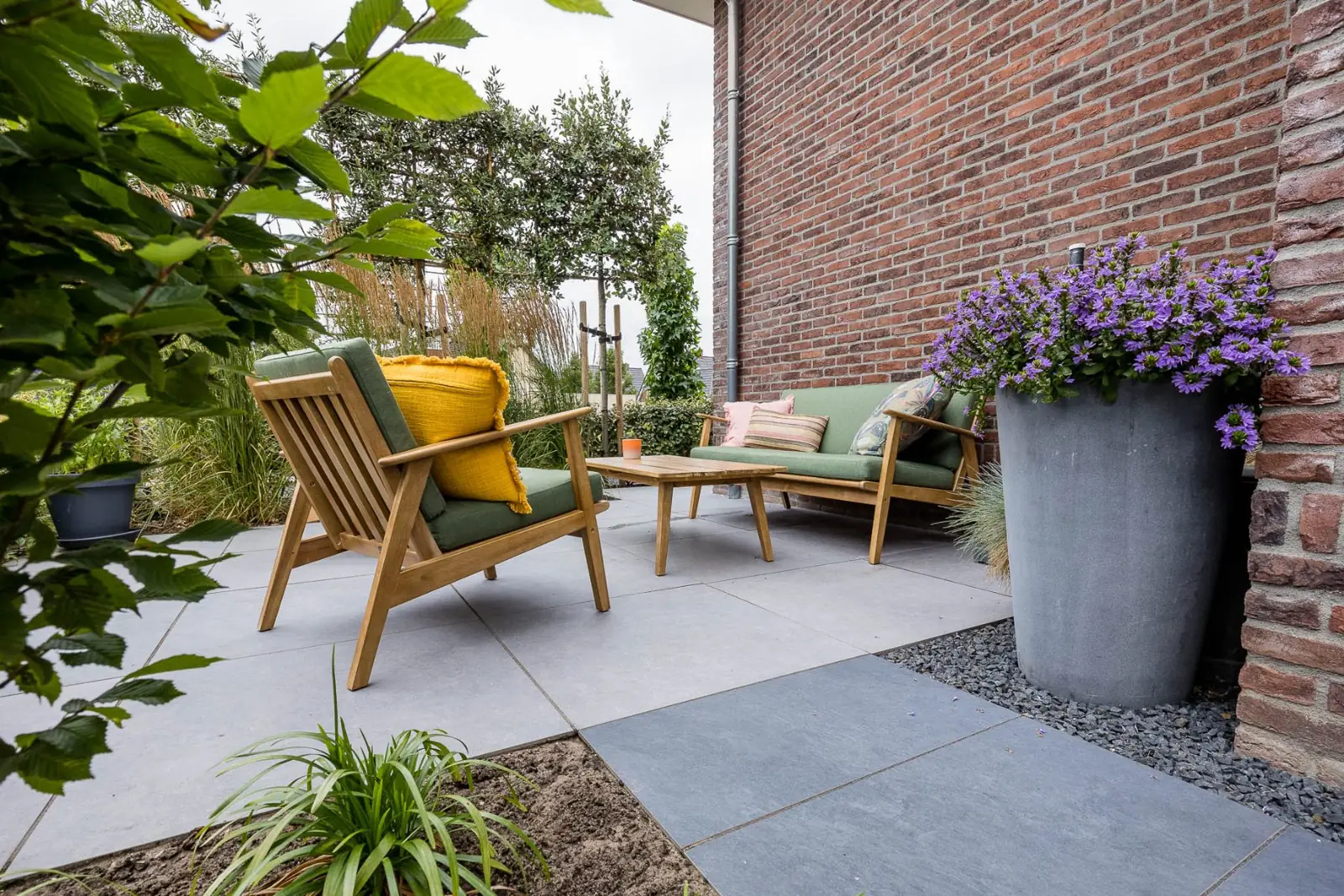 Loungestoel terras bloempot in een tuin in Dalfsen