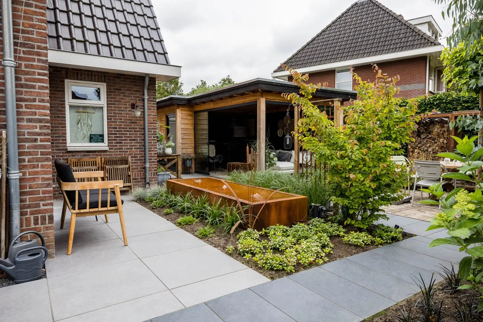 Watertafel overkapping woning in een tuin in Dalfsen