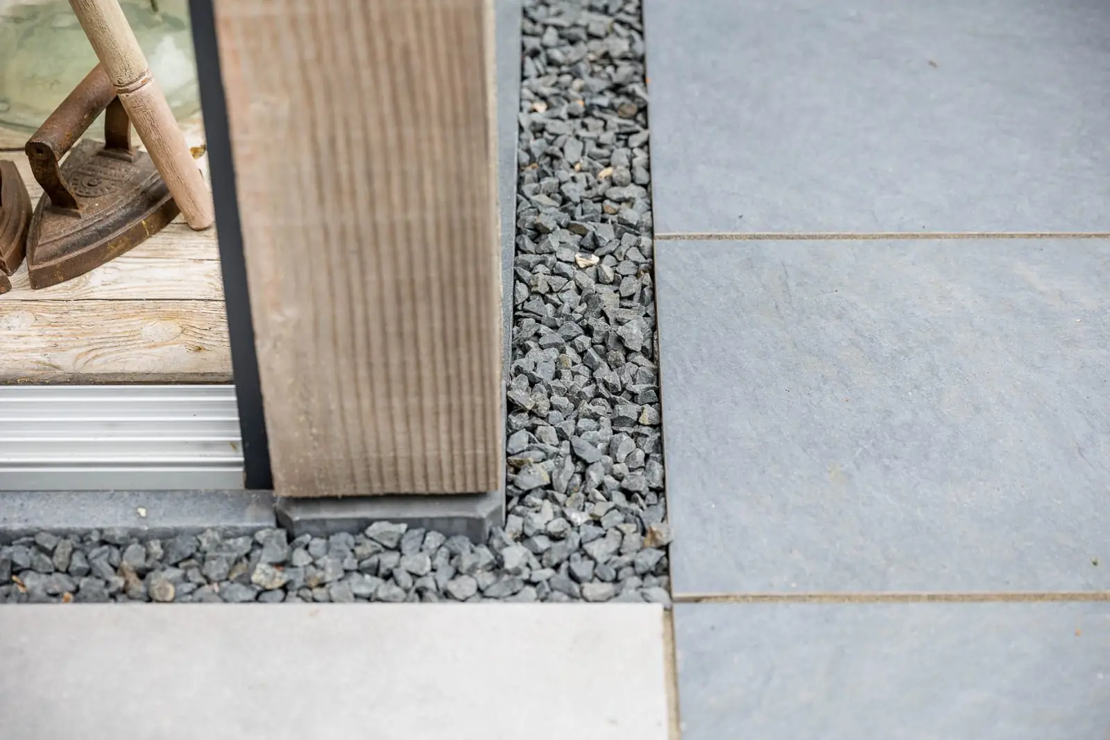 Detail grindstrook overkapping in een tuin in Dalfsen