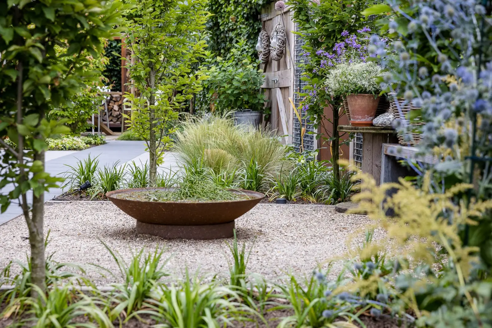 Cortenstalen waterschaal grind border in een tuin in Dalfsen