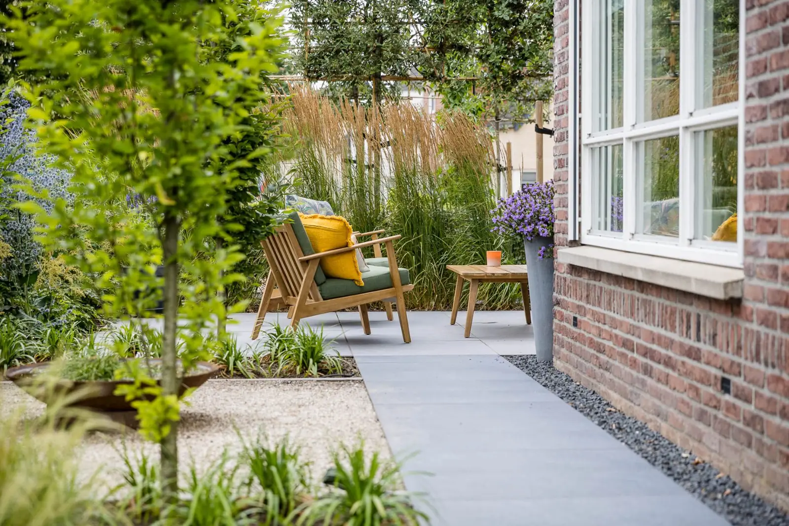 Loungeplek doorkijk gevel in een tuin in Dalfsen