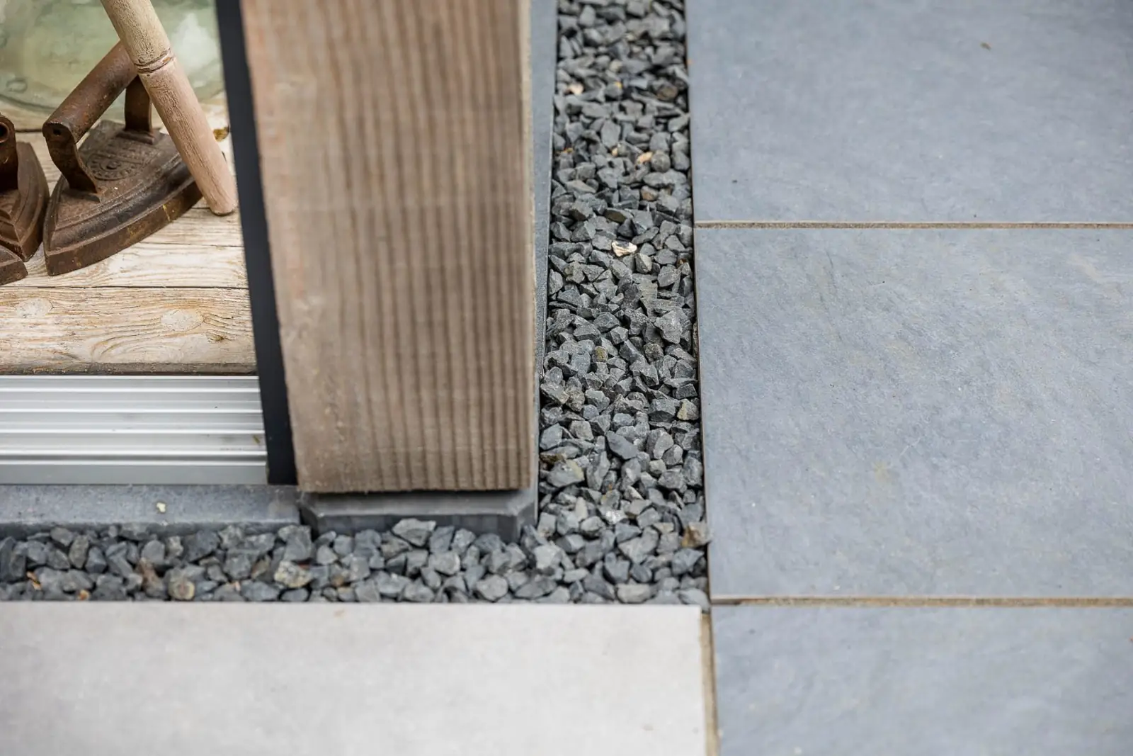 Detail grindstrook tegels in een tuin in Dalfsen