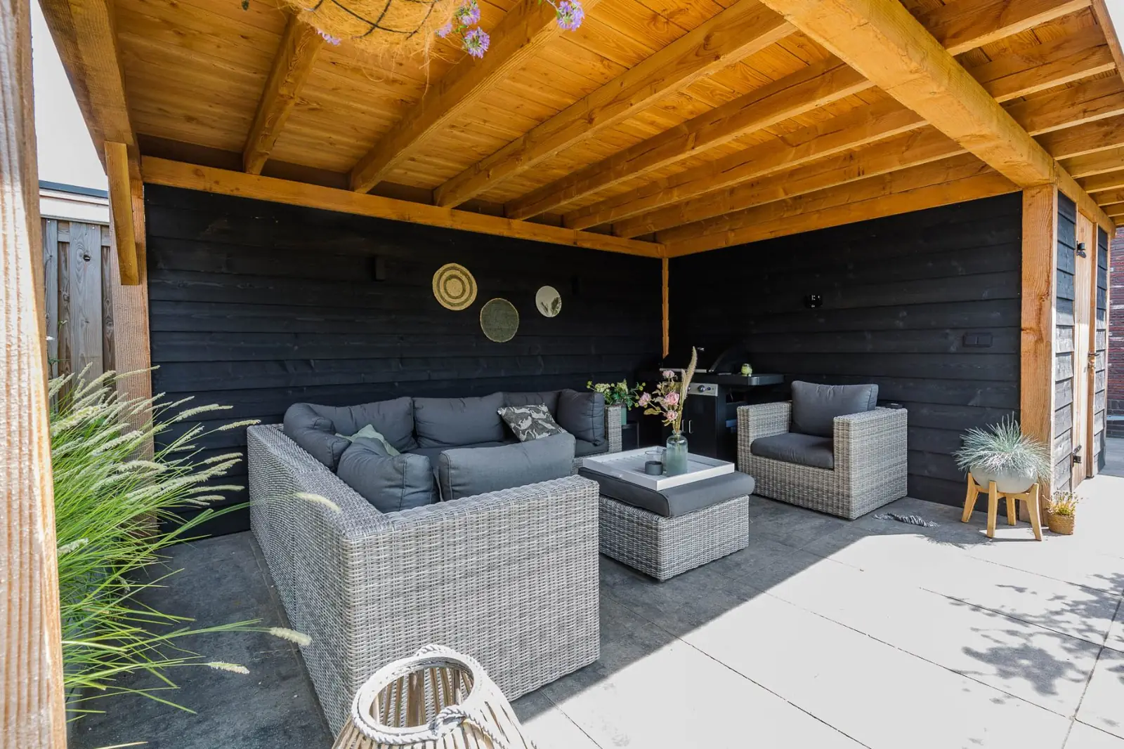 Lounge binnenzijde in een tuin in Nijverdal