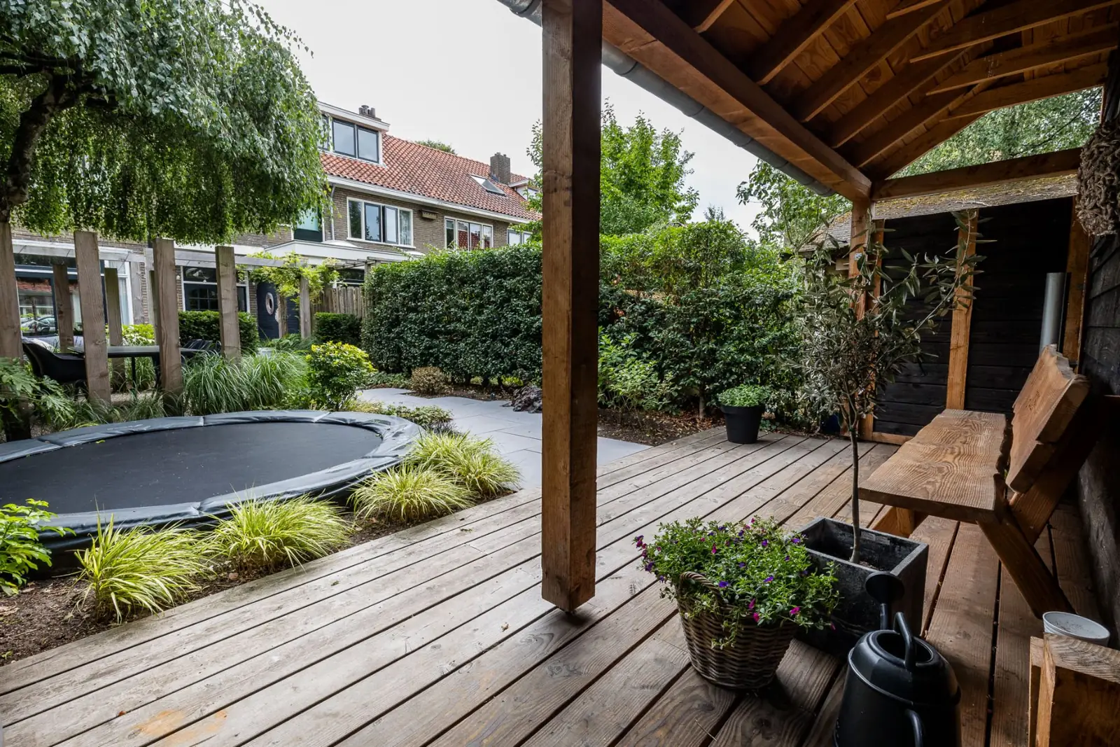 Zicht vanaf de vlonder onder de overkapping over de stadstuin in Zwolle