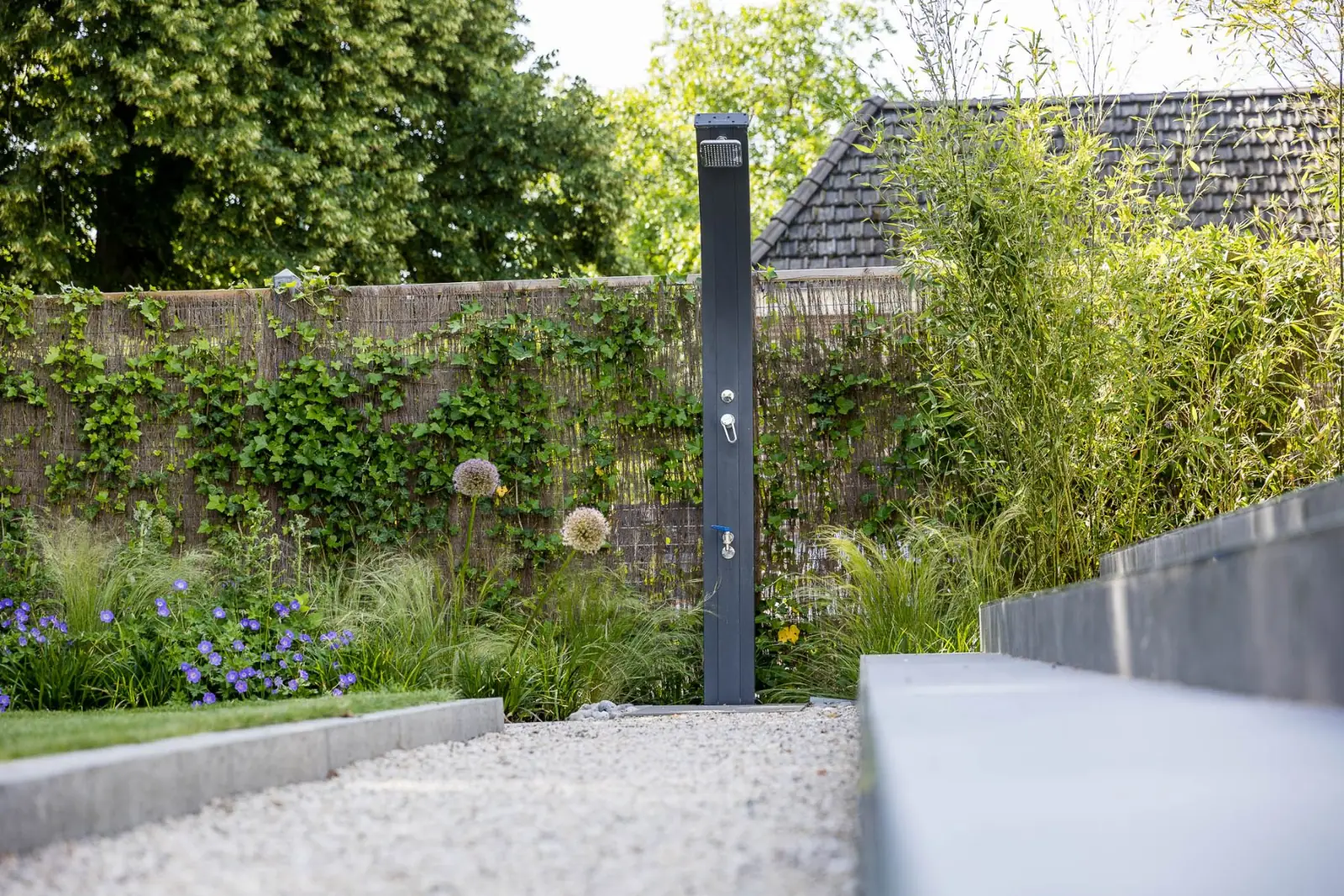 Buitendouche grindpad traptreden in een tuin in Lochem