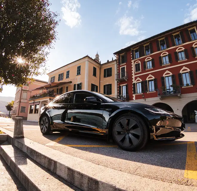 Tesla Model 3 nera taxi Lugano in piazza centro storico ticinese