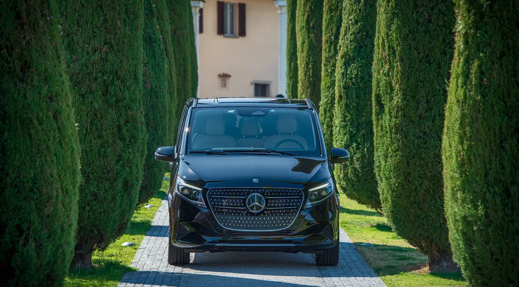 Van nero 7 posti per transfer aeroportuale e autista privato in Ticino