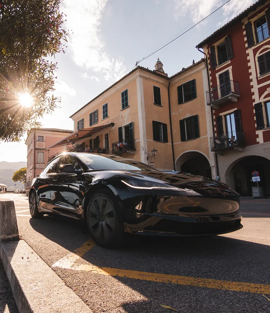Tesla taxi nera sul lungolago ticinese in giornata di sole