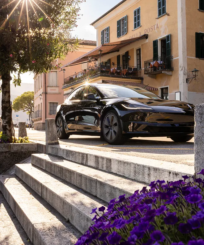 Tesla Model 3 nera del servizio taxi Tesla a Lugano in piazza