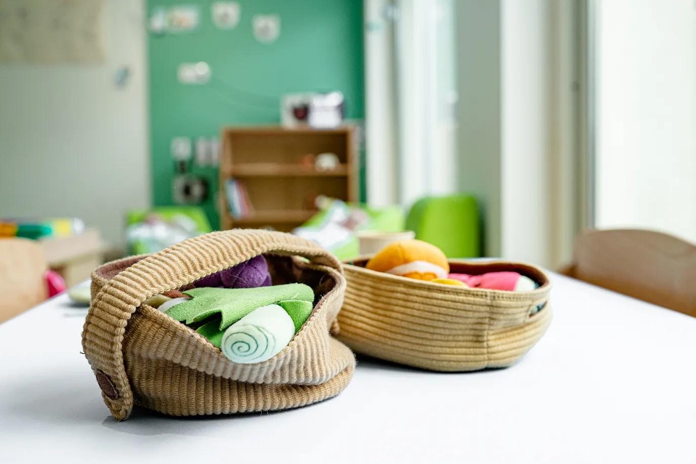 Paniers de jeux sensoriels posés sur une table