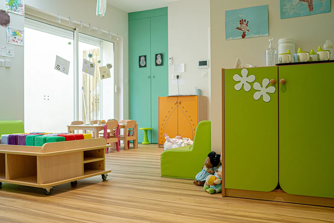Salle d'éveil lumineuse d'une micro-crèche Minimoy, avec mobilier à hauteur d'enfant