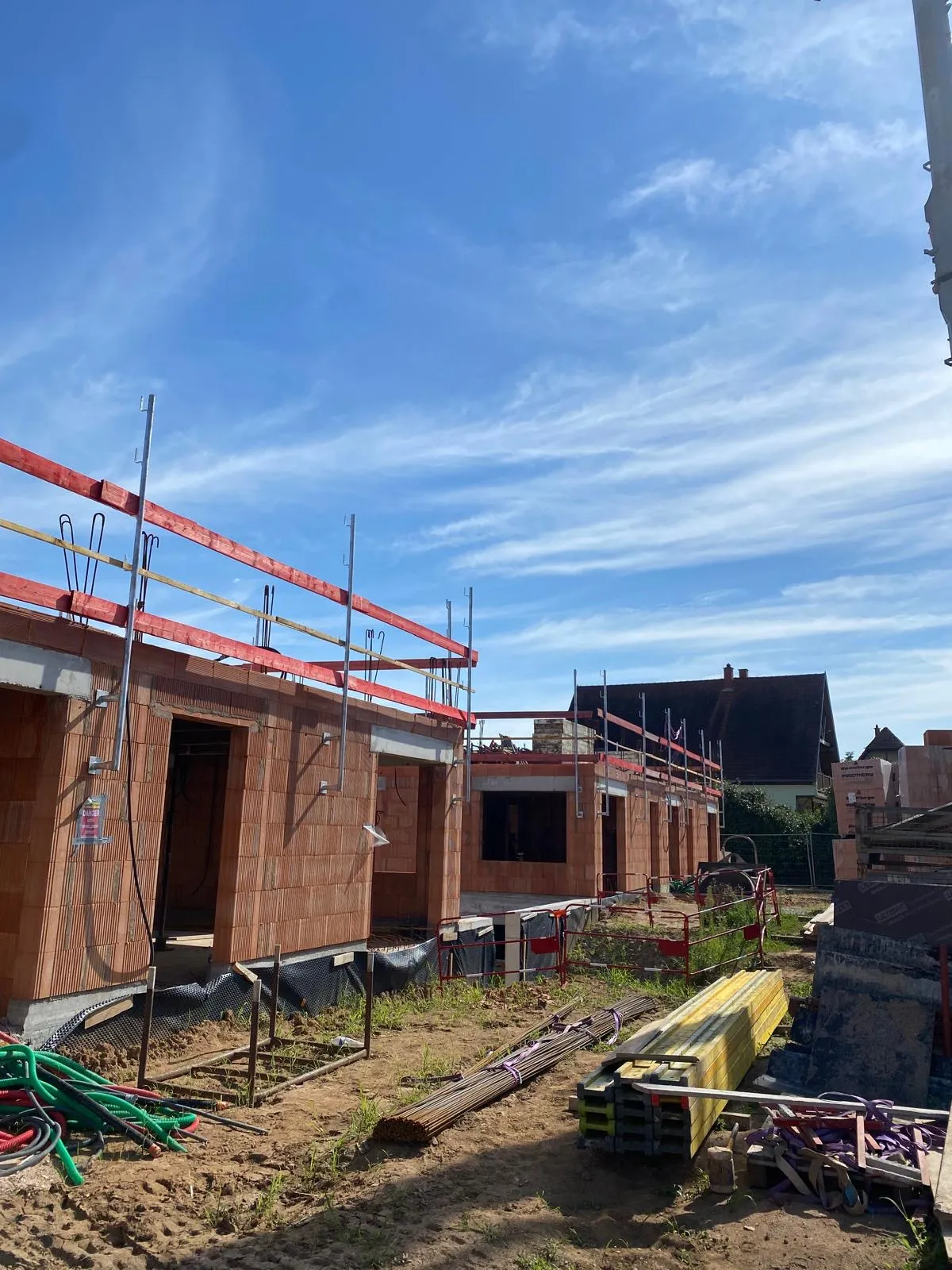 Bâtiments en cours d'élévation sur le chantier de Brumath, matériaux au sol