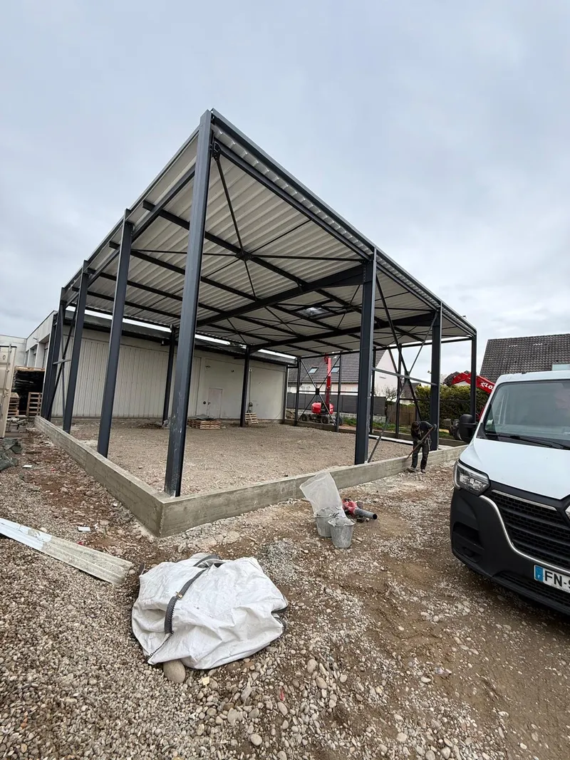 Charpente métallique posée sur les fondations de l'extension à Erstein
