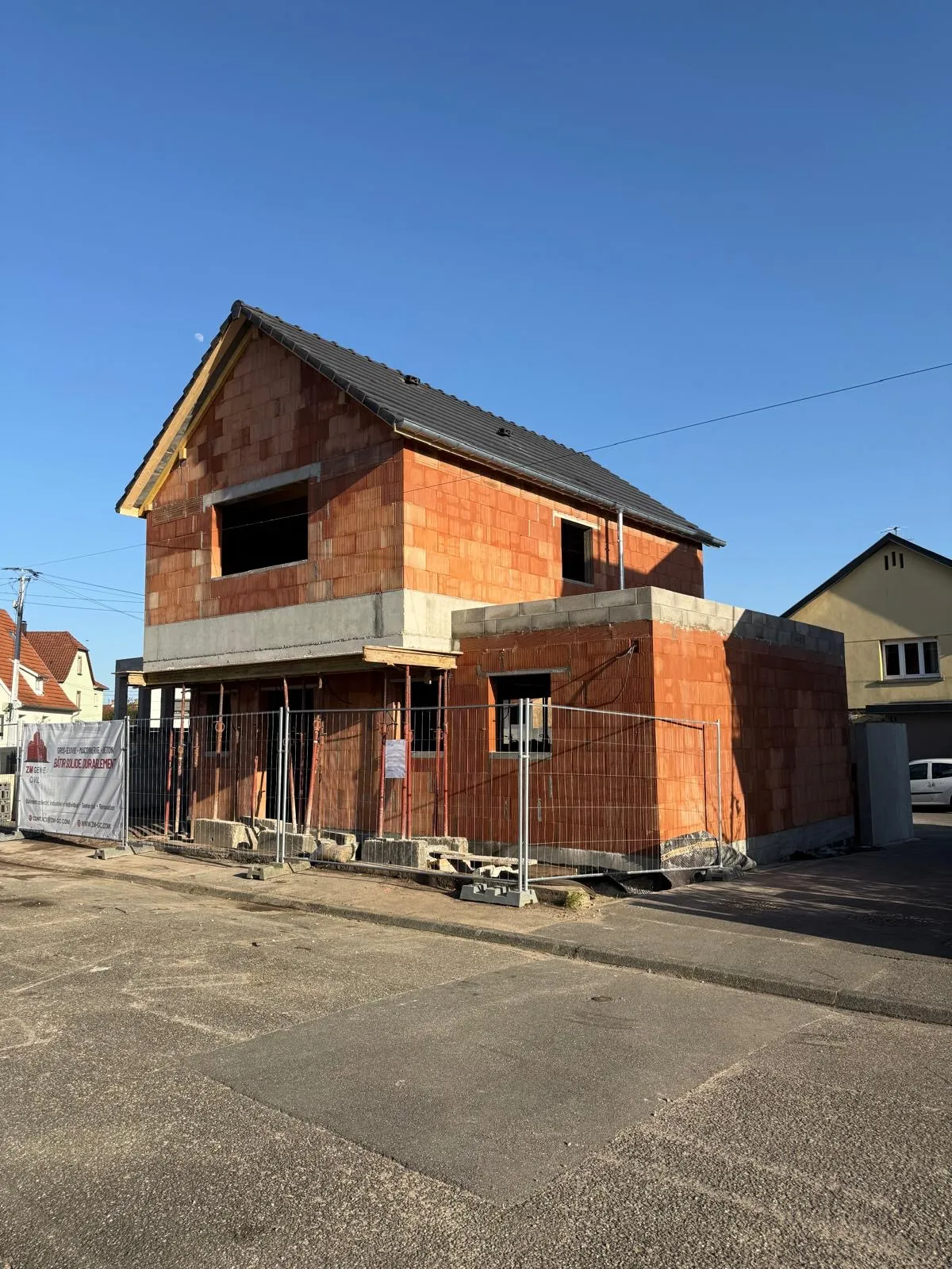 Maison individuelle en limite de propriété à Haguenau, gros œuvre en cours