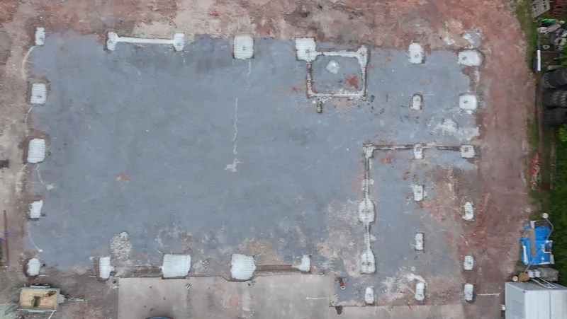 Dalle béton et platines d'ancrage implantées, vue de dessus, chantier de Niederbronn-les-Bains