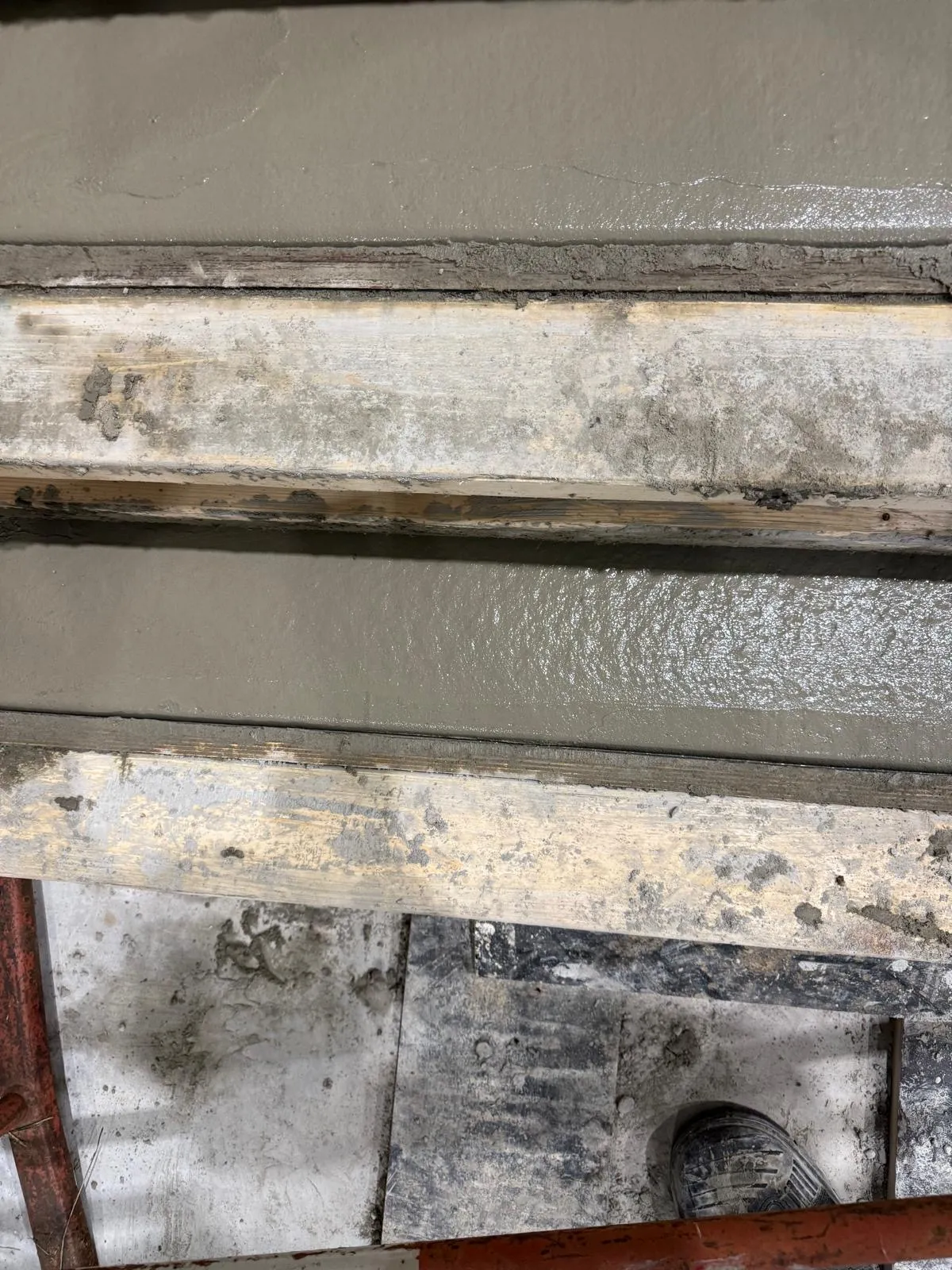 Marches d'escalier en béton fraîchement coulées dans leur coffrage bois, chantier de Niederbronn-les-Bains