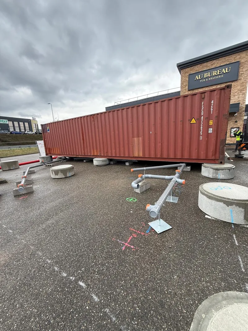 Conteneur posé sur des plots béton coulés en place