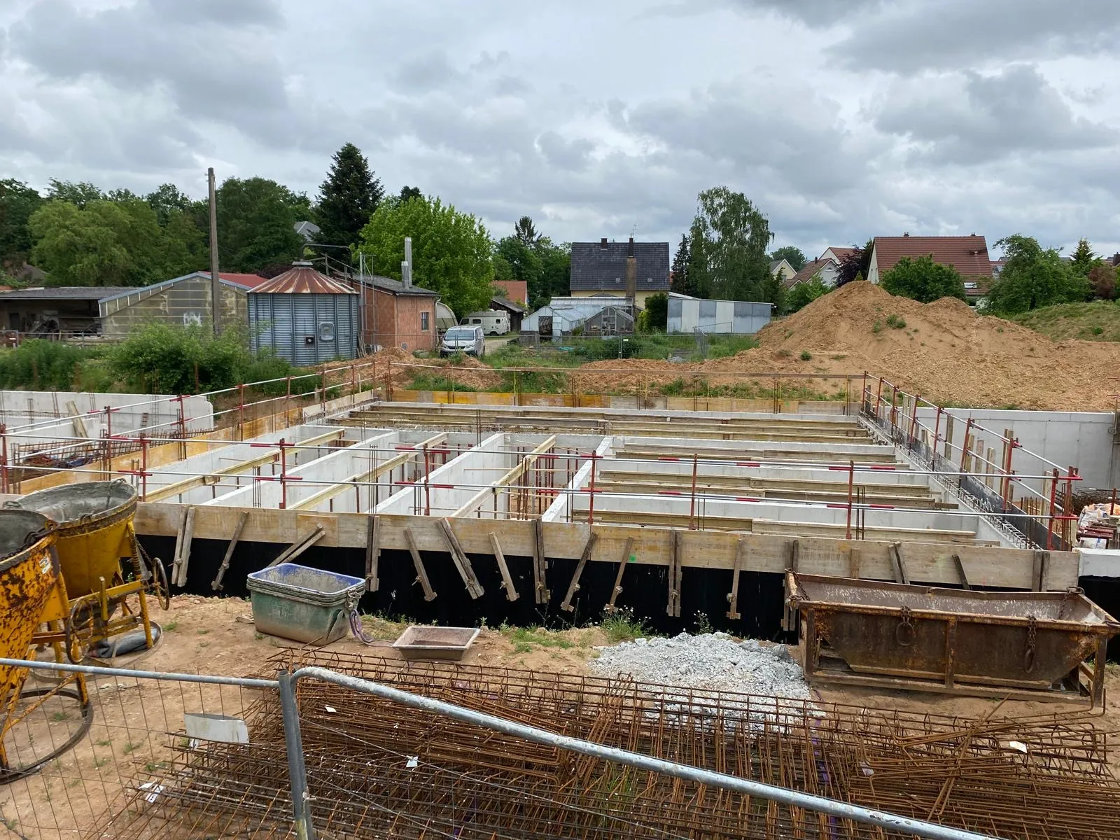 Chantier de gros œuvre de Brumath : banches et coffrages des planchers d'un bâtiment collectif