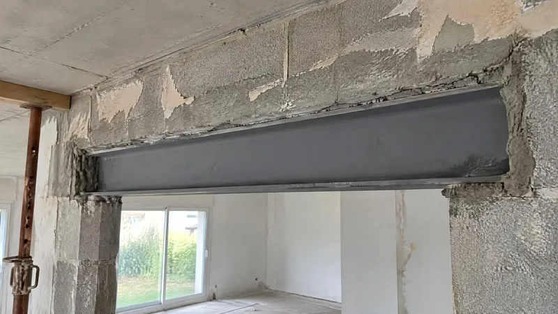 Profilé acier posé dans la saignée d'un mur porteur, calé au mortier, étais en place