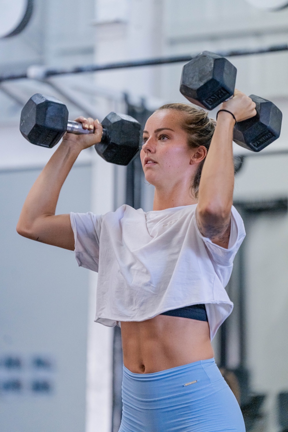 Athlète en développé haltères pendant un WOD à CrossFit Vitrolles