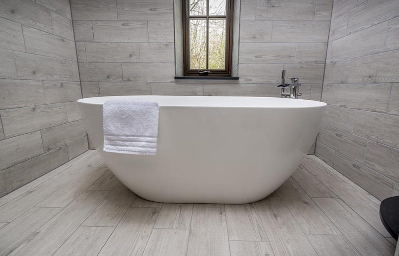 Eco-Lodge stone bath