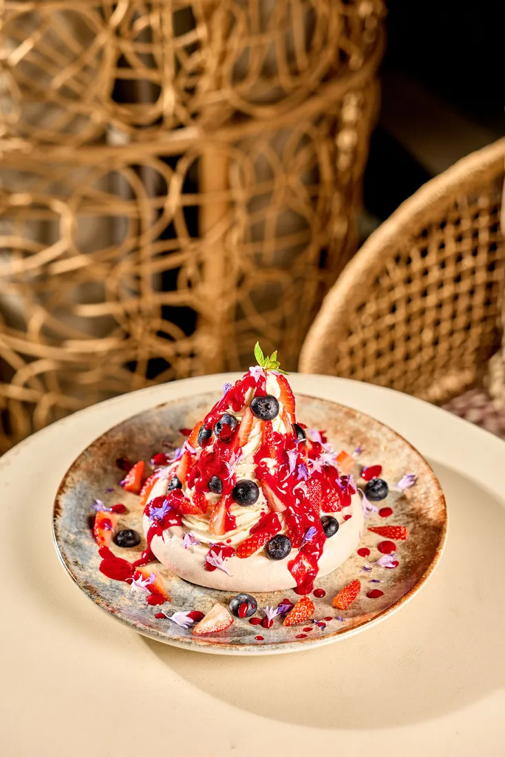 Berry pavlova