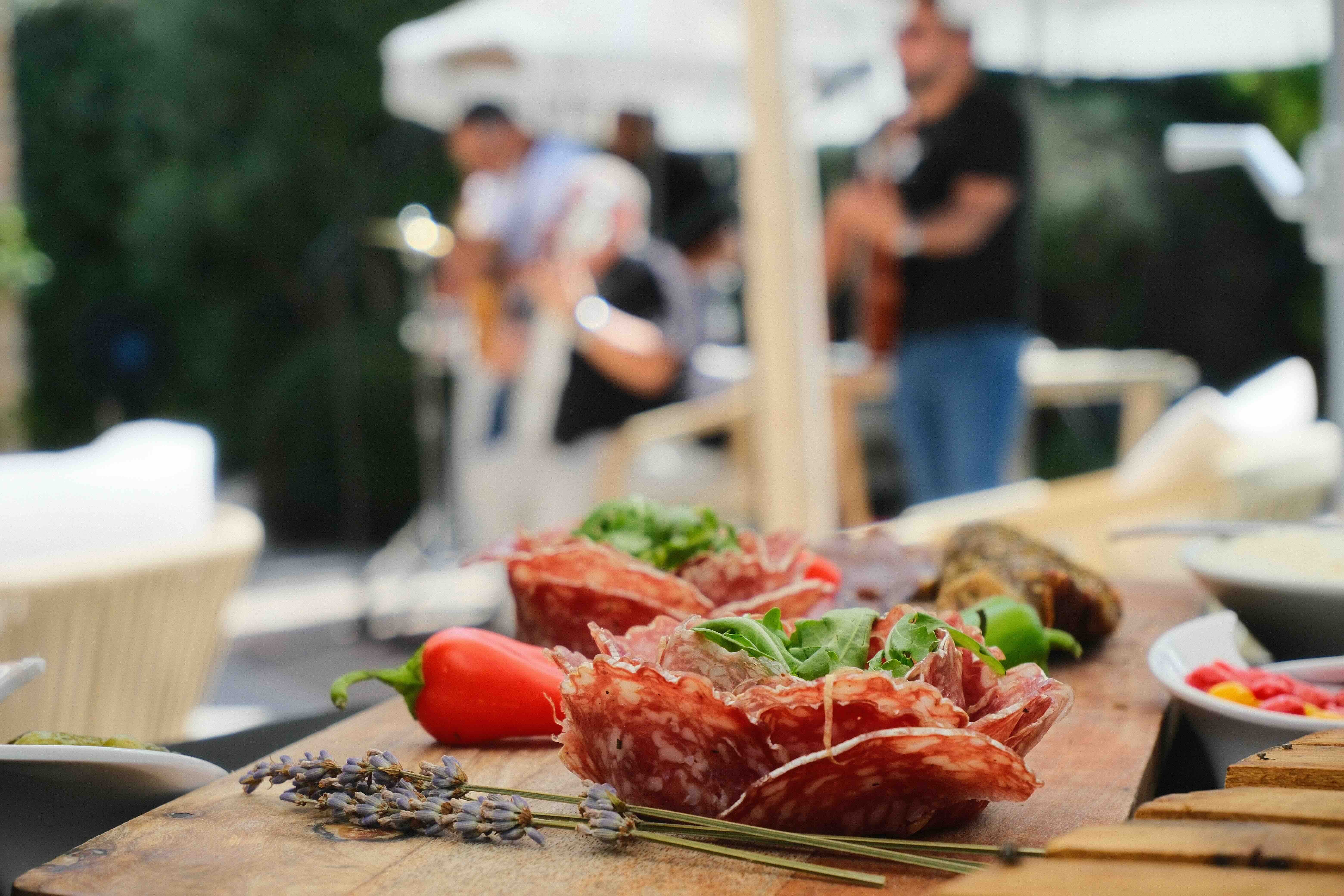 Réception en plein air avec musiciens et planche de charcuterie, Du Tout Cuit