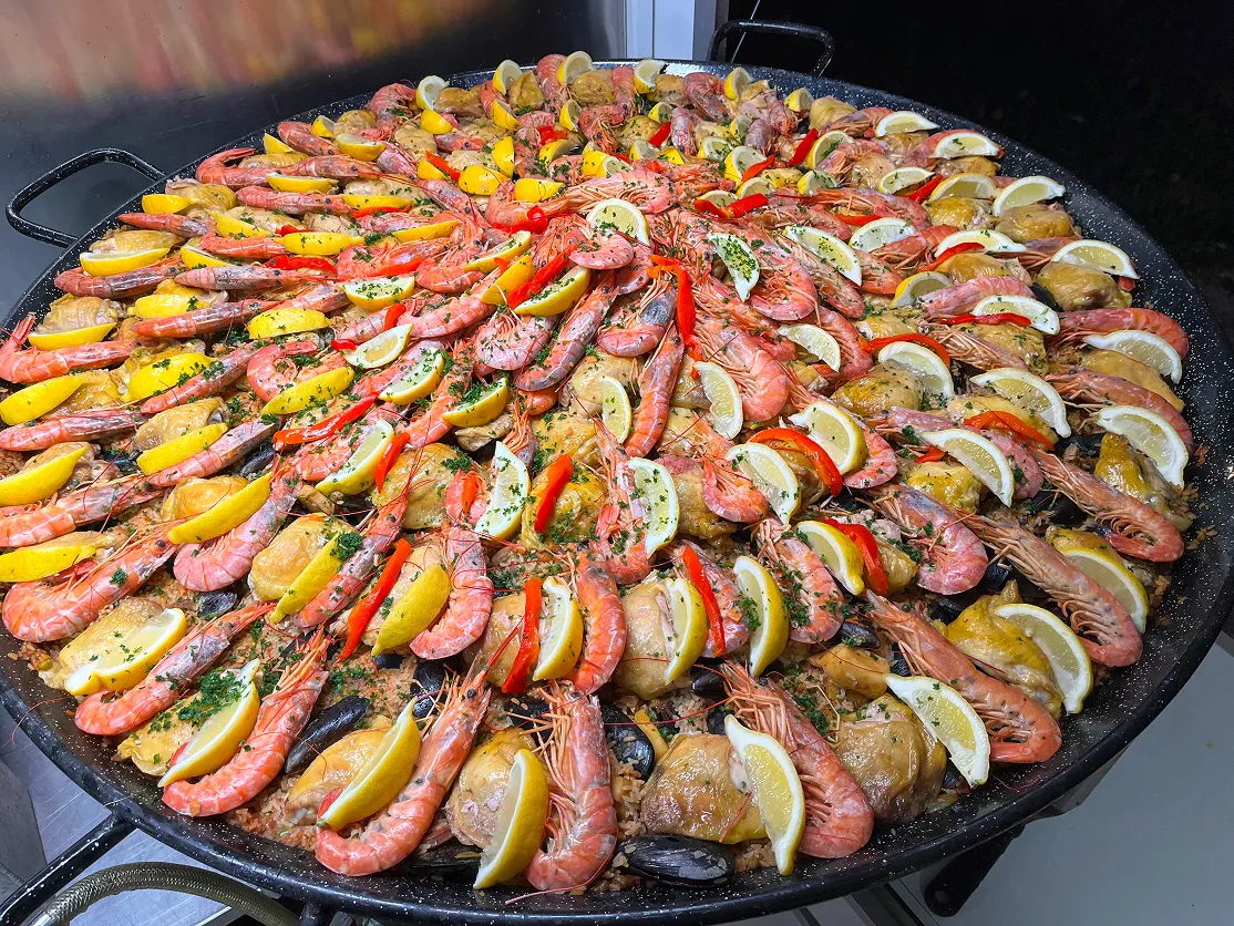 Grande paëlla royale aux gambas, moules et citron de l'atelier La Paëlla, Du Tout Cuit traiteur à Montpellier
