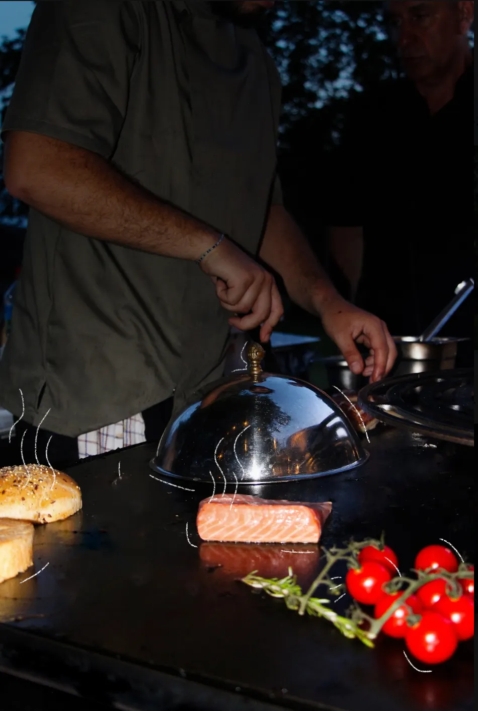 Pavé de saumon cuit à la plancha devant les invités, Du Tout Cuit traiteur à Montpellier