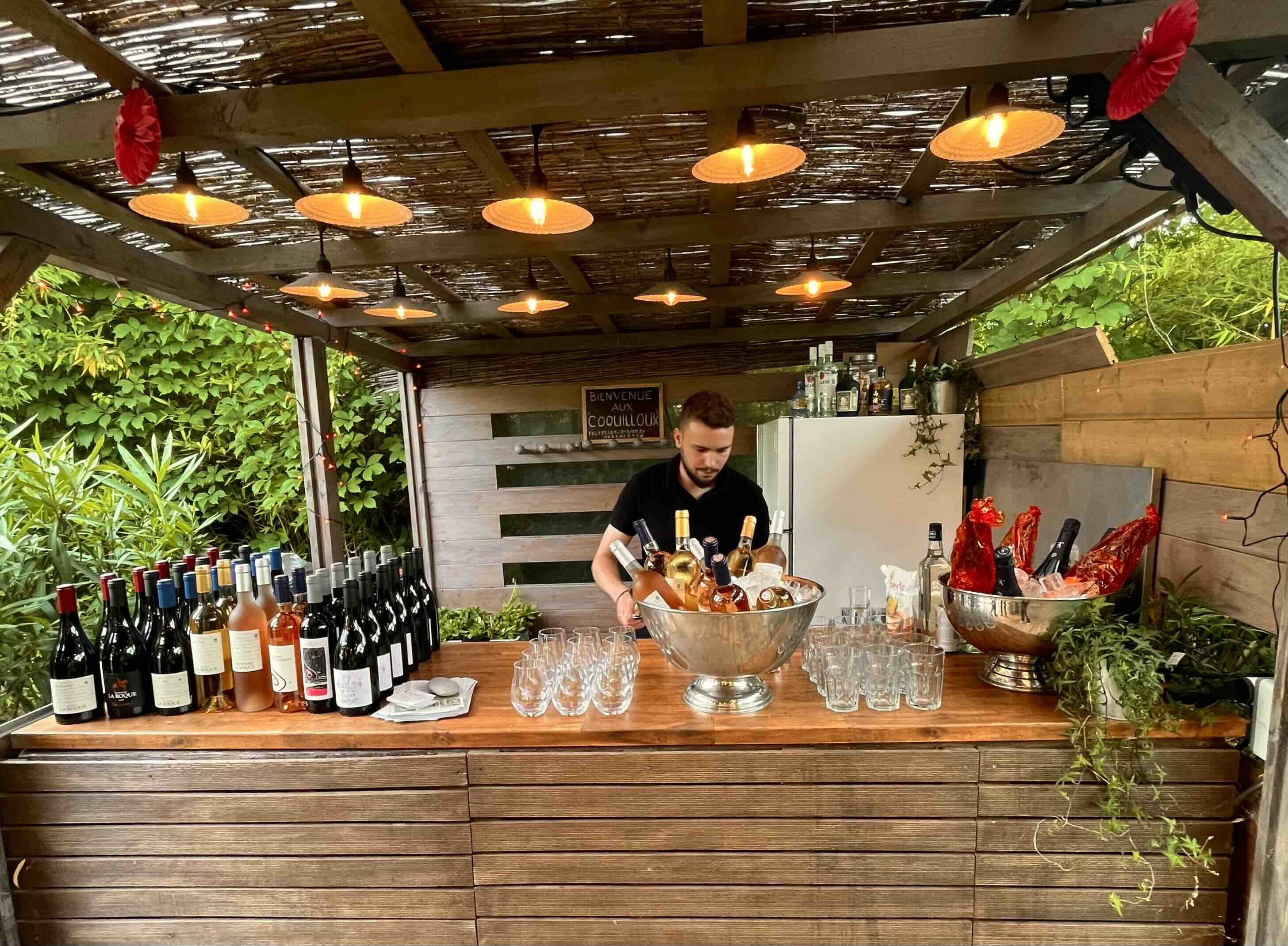 Bar à boissons Du Tout Cuit sous une pergola : vins, softs et service au comptoir, traiteur à Montpellier