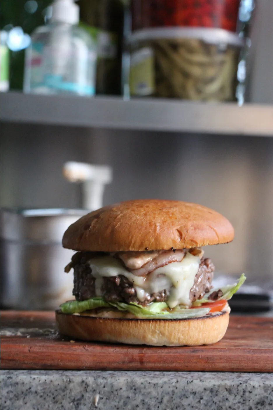 Le burger du chef du menu des petits gourmets, Du Tout Cuit traiteur à Montpellier