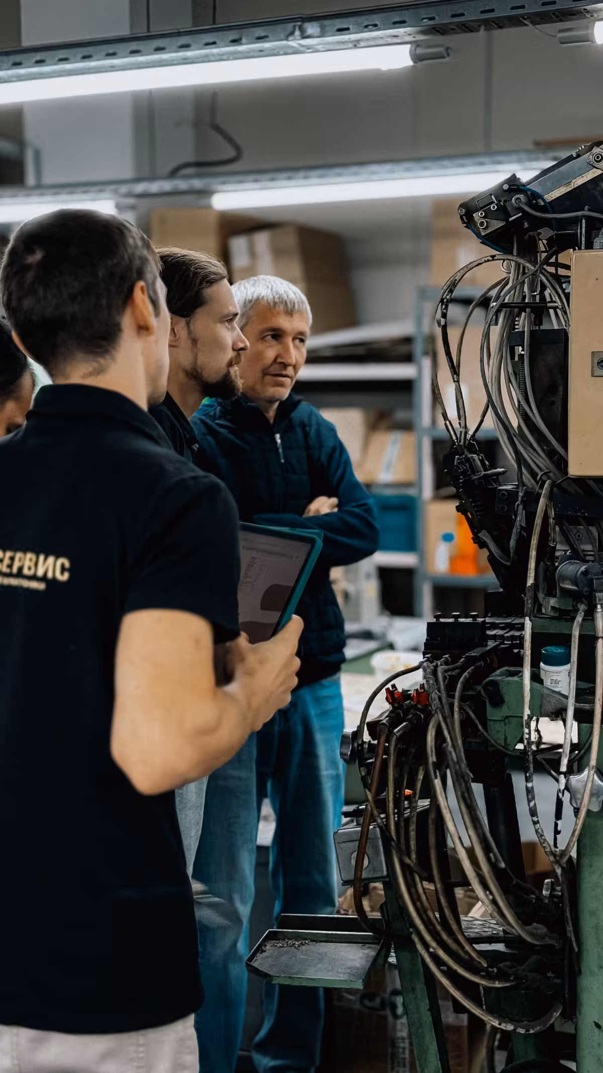 Servicetechniker besprechen sich mit Tablet in der Werkstatt