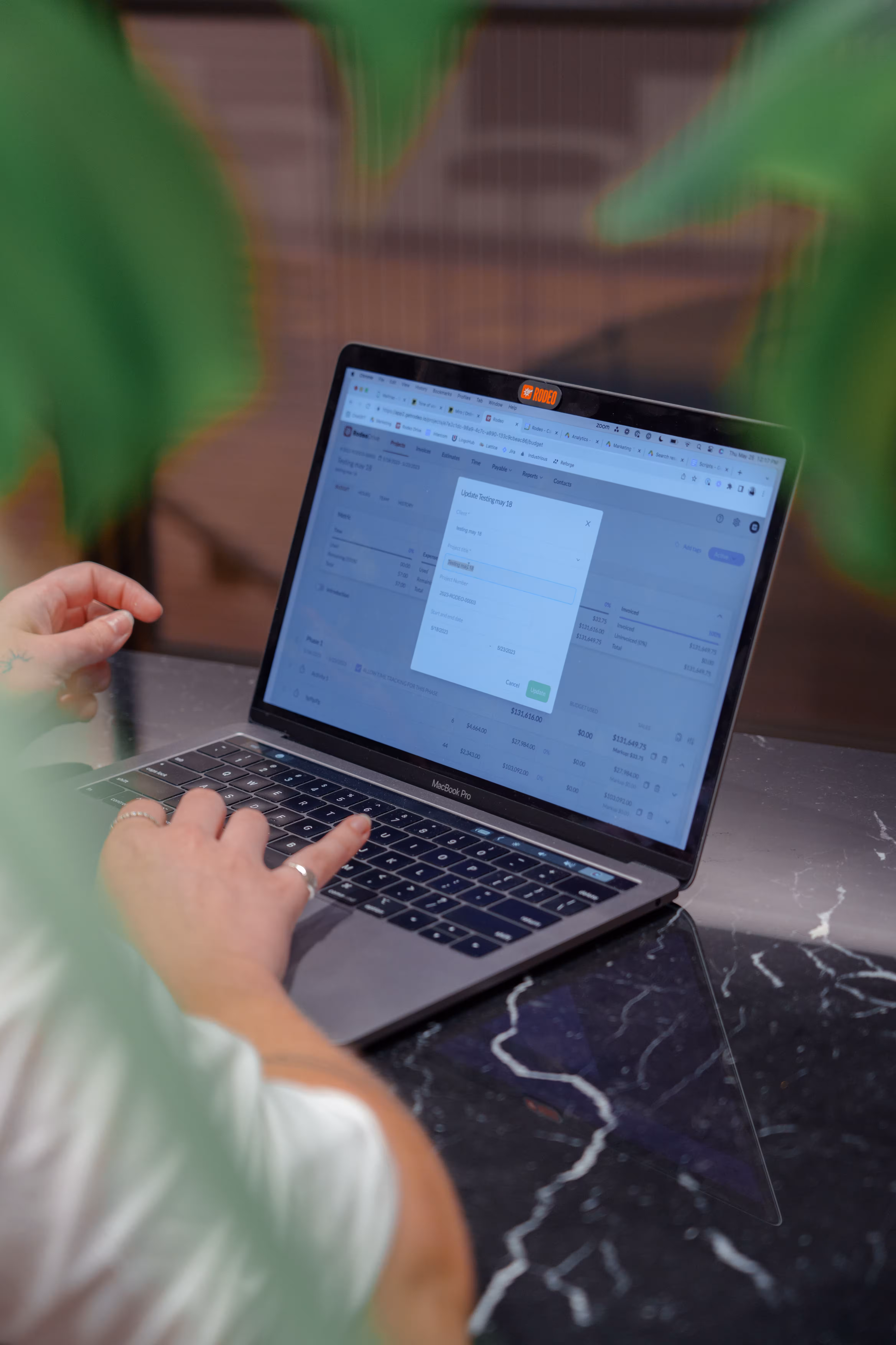 Person arbeitet am Laptop mit einer HR-Software