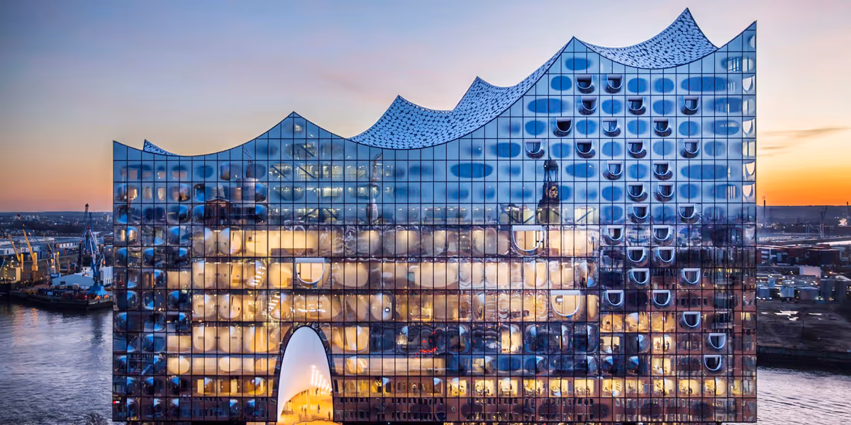 Elbphilharmonie in Hamburg in der Abenddämmerung