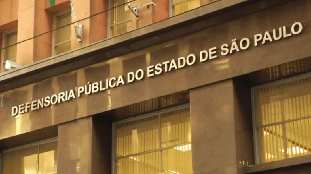 Facade of a building with the sign reading 'Defensoria Pública do Estado de São Paulo' in white letters.