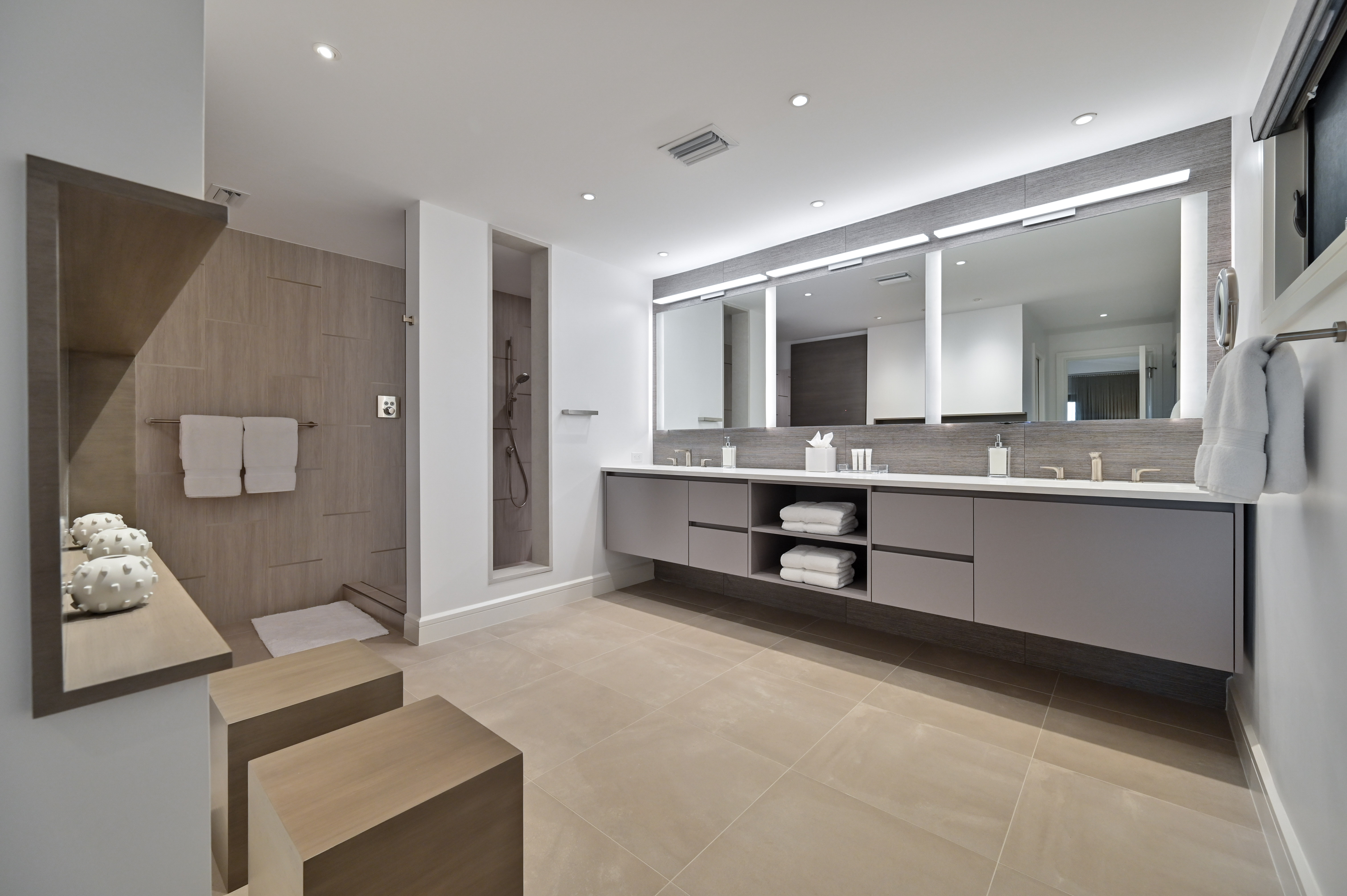 Bath with lit vanity