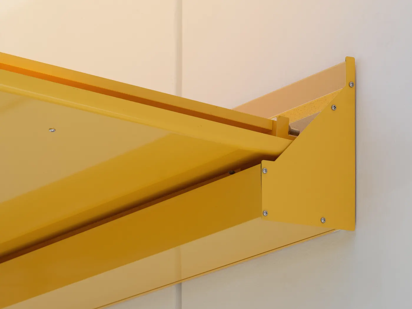 An outrigger fixed to the wall, close up