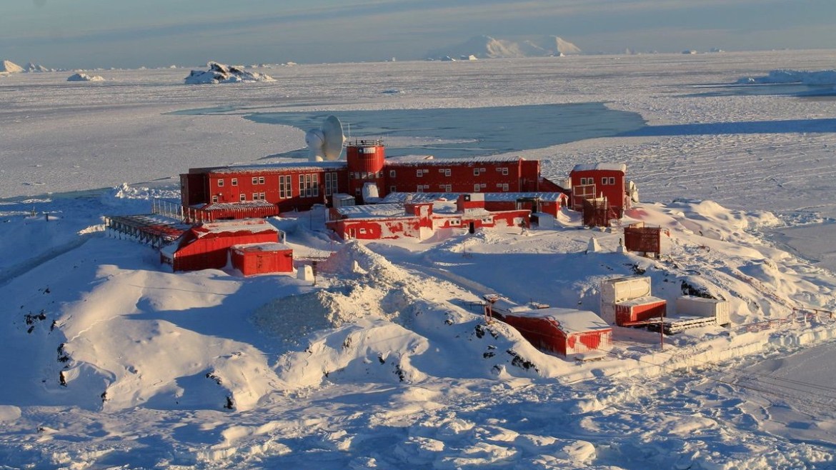 Image of Chile's Bernardo O'Higgins army base at Antarctica