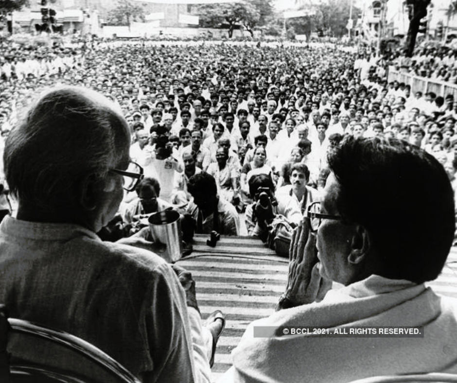BJP president L. K. Advani prepares to slake his thirst with a glass of water as the Shiv Sena chief Bal Thackeray offers Namaste at a public meeting to receive Ramrath, in Bombay, Maharahstra during 1991. (BCCL)