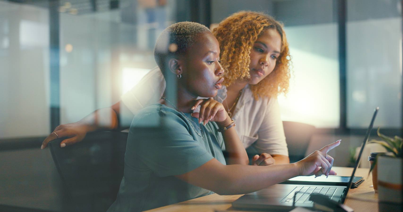 Twee vrouwen bekijken samen gegevens op een tablet