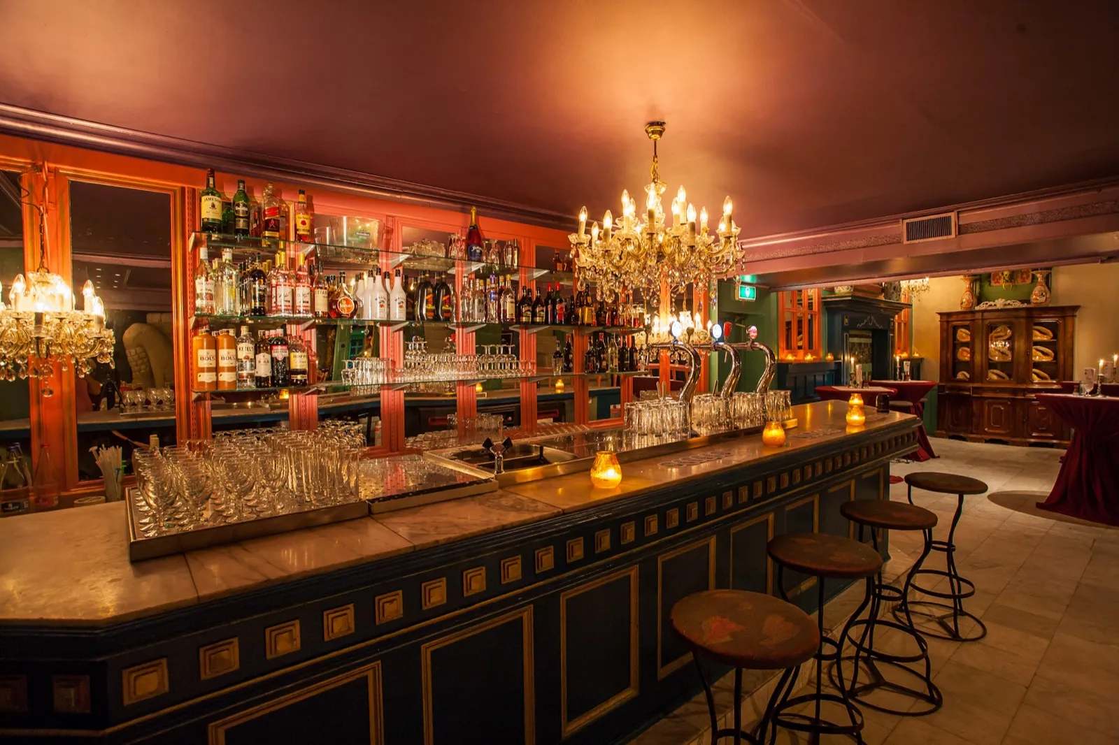 De bar van Buitenzorg met kroonluchter